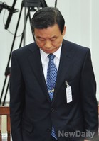 [포토] 인사하는 박인용 안전처 장관 후보자