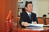 [포토] 서류 정리하는 박인용 장관 후보자