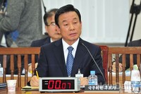 [포토] 의원들의 질문에 답하는 박인용 후보자