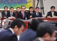 [포토] 의원들의 질의에 답하는 정재찬 후보자