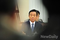 [포토] 야당 의원들의 질문 경청하는 박인용 후보자