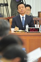 [포토] 난감한 표정의 박인용 국민안전처 장관 후보자