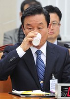 [포토] 물 마시는 박인용 안전처 장관 후보자