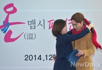 [포토] 목도리선물, 가까운 거리에 당황한 김기리