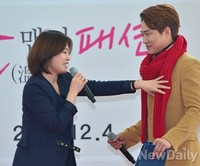 [포토] 빨간 목도리 선물받은 개그맨 김기리