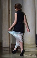 [포토] 치맛자락 휘날리는 박민영