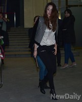 [포토] 어둠속에서 머리 휘날리며 등장한 최여진