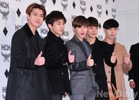 [포토] 엑소 '엄청난 팬들의 열기로 뜨거운 포토월'