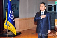 [포토] 국기에대한 경례하는 박인용 안전처 장관