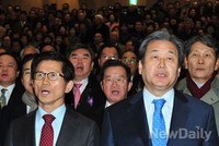 [포토] 애국가 부르는 김문수-김무성