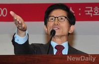 [포토] 새누리당 김무성 대표 가리키는 김문수 혁신위원장