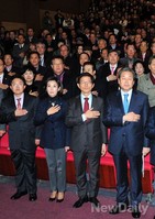 [포토] 국민의례하는 새누리당 인사들