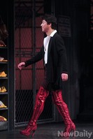 [포토] 오만석, 킬힐 신고 가벼운 발걸음