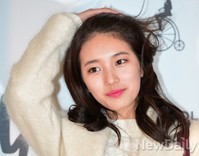 [포토] 머리 넘기는 수지