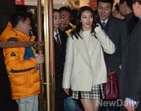 [포토] 밝은 표정으로 입장하는 수지, 남성 시선집중
