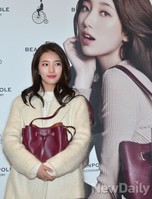 [포토] 수지팬사인회, 럭키백 꼭 껴안은 수지