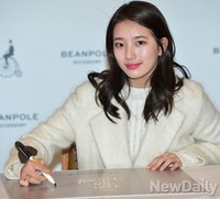 [포토] 팬사인회 참석한 수지, 빨간 입술이 매력적