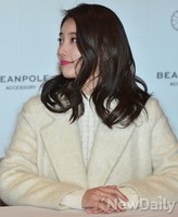 [포토] 수지팬사인회, 사인지 기다리는 다소곳한 수지