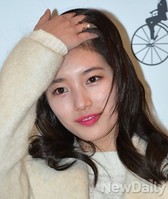 [포토] 수지 팬사인회, 짧아진 머리넘기는 수지