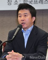 [포토] 발언하는 강철환 북한전략센터 대표