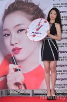 [포토] 판매기념행사에 참석한 손나은, 시원한 각선미