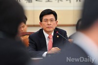 [포토] 의원들의 질문 경청하는 황교안 법무부장관