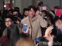[포토] 김우빈 등장에 쇼핑몰이 '들썩들썩'