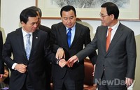 [포토] 자리 정리하는 이완구 새누리당 원내대표