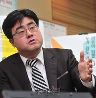 [포토] 인터뷰하는 '대한민국건국회 청년단' 이호 목사