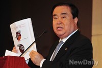 [포토] 개헌모임 축하하는 문희상 새정치비대위원장