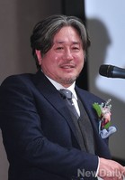 [포토] 최민식 '아름다운예술인상 대상 수상'