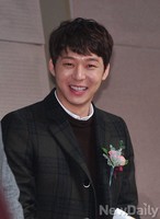 [포토] 박유천, 신인예술인상 수상에 '함박웃음'