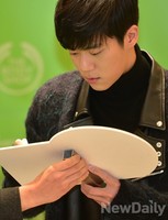 [포토] 하석진, 사인하는 신중한 표정