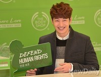 [포토] 사인지 들고 함박웃음 짓는 손호영