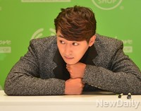 [포토] 주먹을 괴고 팬기다리는 손호준