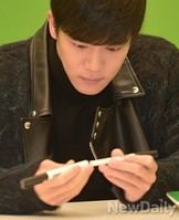 [포토] 네임팬 끝잇으며 팬기다리는 하석진