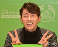 [포토] 손호준, 사인하고 깜찍한 쌍브이