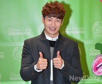 [포토] 많은 카메라 앞에서 수줍은 손호영