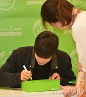 [포토] 팬에게 사인하는 하석진