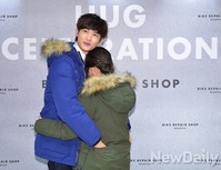 [포토] 박형식에게 고개를 묻고 허그