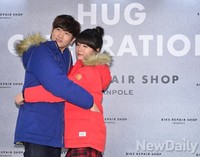 [포토] 레드-블루 다운입고 허그하는 박형식-남지현