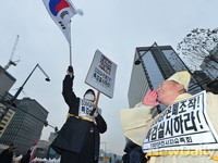 [포토] 국기에대한 경례하는 530GP 유족