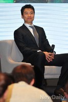 [포토] 후배들 질문에 아빠 미소 짓는 이동국 선수