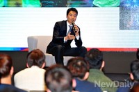 [포토] 축구신인들에게 조언하는 이동국 선수