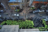 [포토] 신은미-황선 기자회견장 둘러싼 경찰