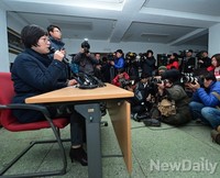 [포토] 홀로 기자회견 가지는 황선