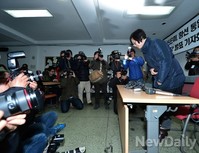 [포토] 신은미 충격으로 불참, 홀로기자회견 마친 황선