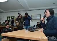 [포토] 홀로 기자회견 가진 황선, 신은미는 충격