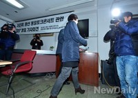 [포토] 기자회견 마치고 퇴장하는 황선