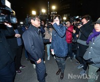 [포토] 기자회견장 떠나는 황선